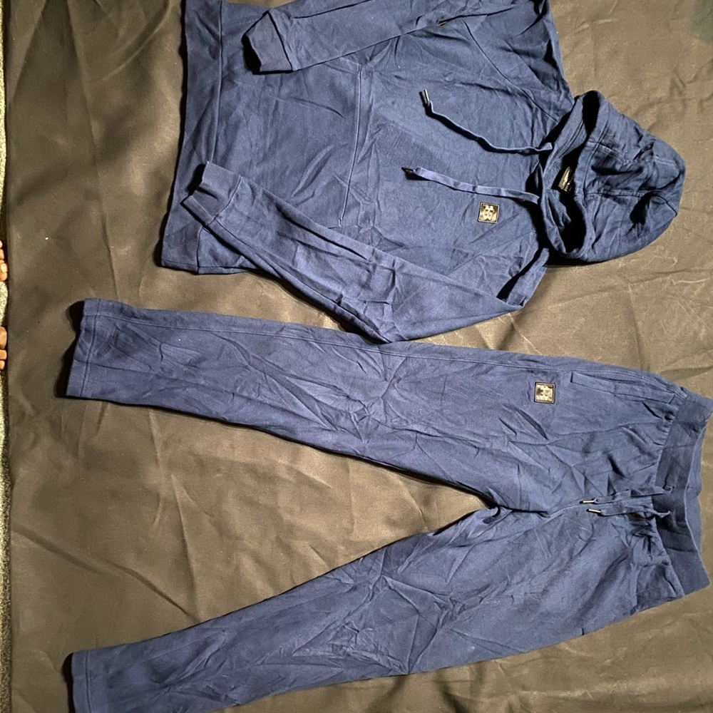 Under armor jogger set top small bottom medium great quality worn twice